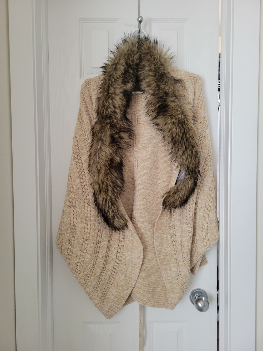 Suzy Shier Cream Cable-Knit Cardigan with Faux Fur Trim Dize S/M